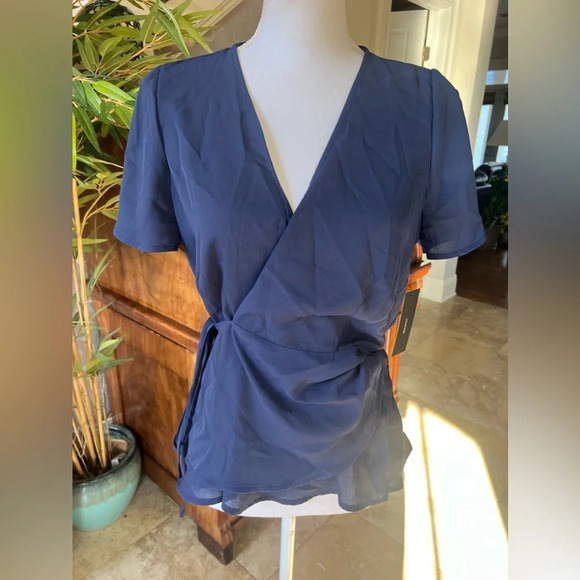 Lulus ladies wrap around ladies blouse NWT. Navy flowy split short sleeve. Large - Picture 4 of 11